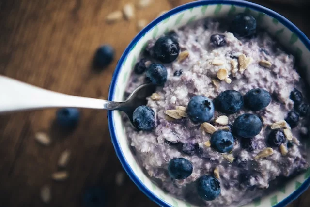 high-fiber snacks. oatmeal with blueberries.